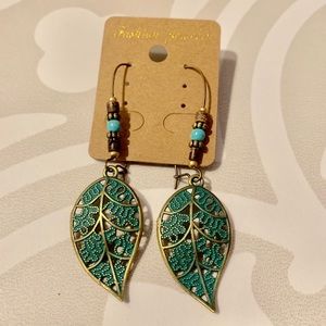 ✨NEW LISTING✨Leaf dangle earrings! Approx 3” long.
